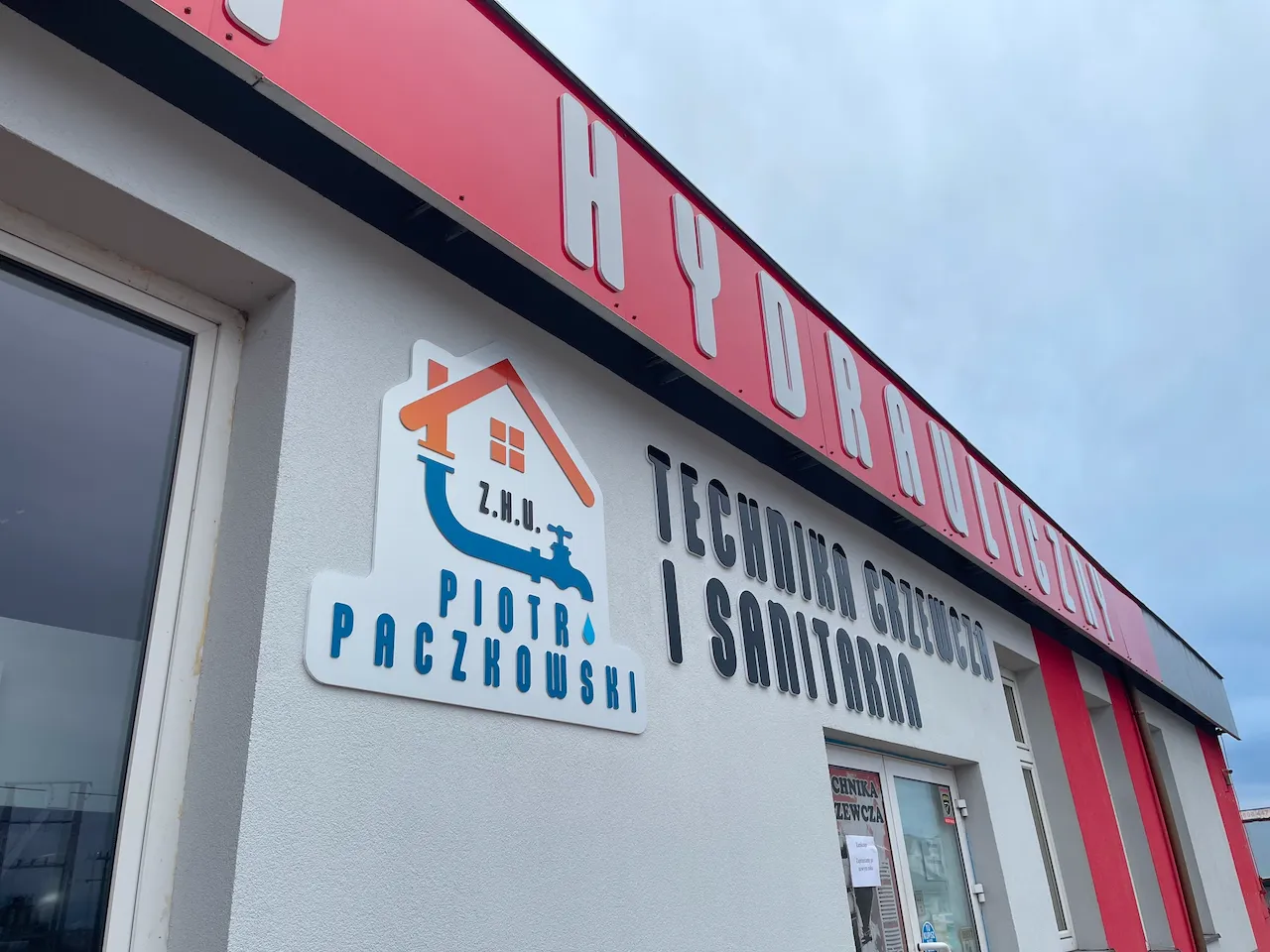 reklama zewnętrzna, frezowane litery