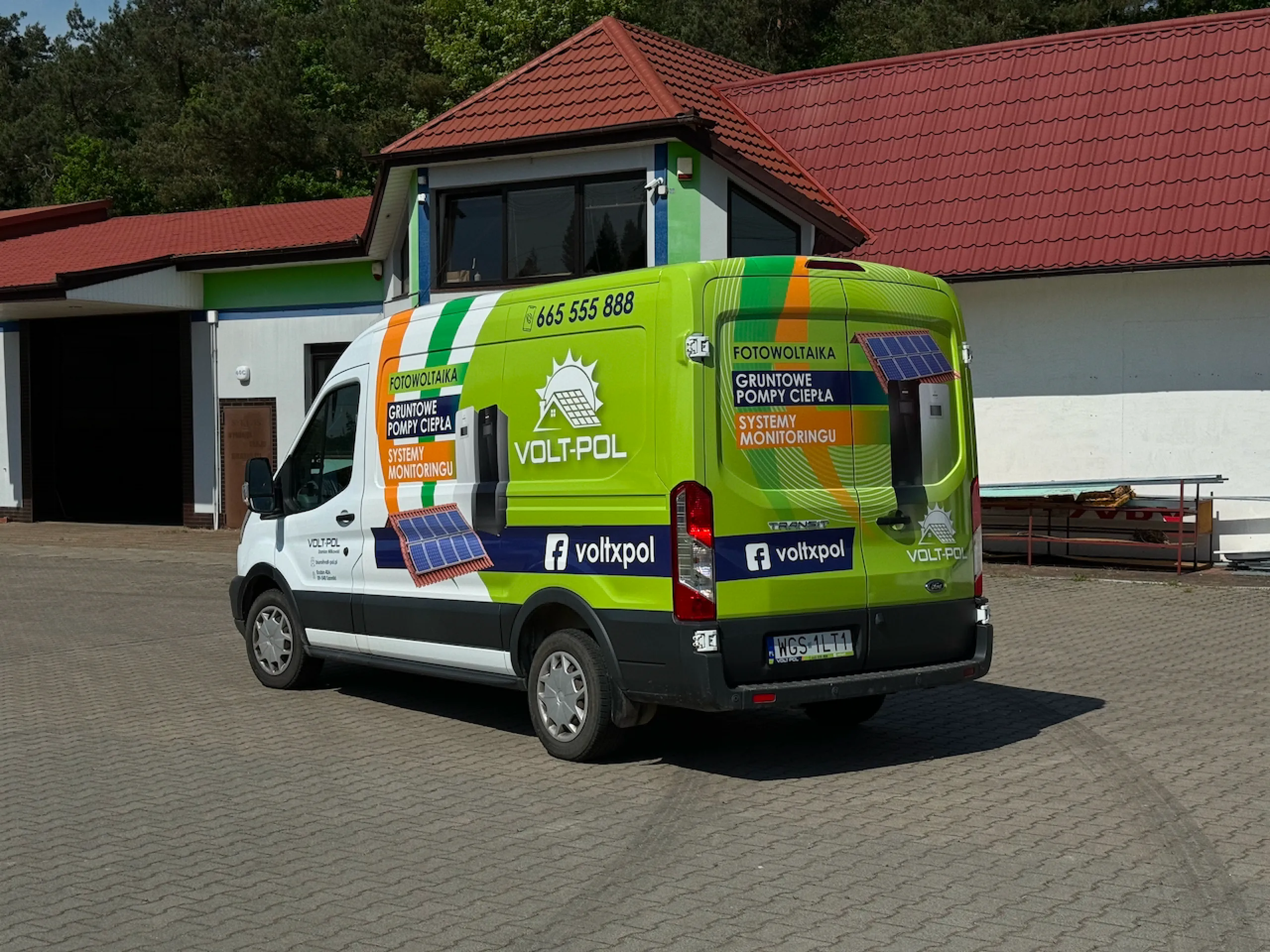 Auto oklejone folią samochodową z grafiką i logo VOLT-POL